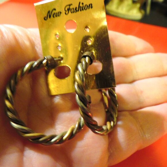 VINTAGE TRI-COLOR TWISTED METAL EARRINGS - GREAT WITH JEANS!! - Picture 1 of 5